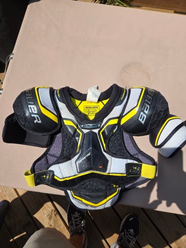 Men's Small Junior Bauer Supreme 2S Pro Shoulder Pads (Used)