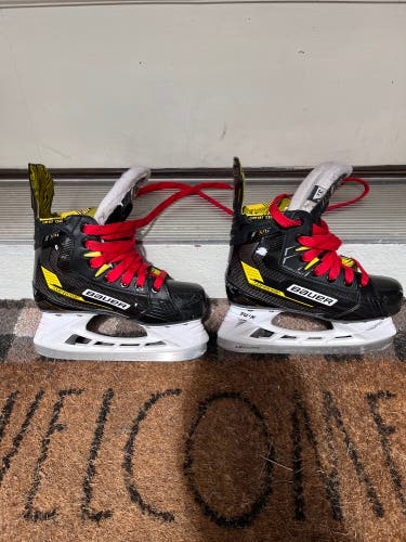 2022 Bauer Supreme M4 Hockey Skates Regular Width Size 3.5 (Used)