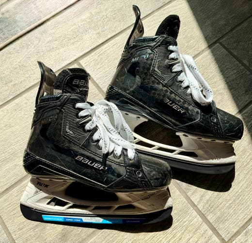 Black 2022 Bauer Supreme Mach Hockey Skates Extra Wide Width Size 5 (Used)