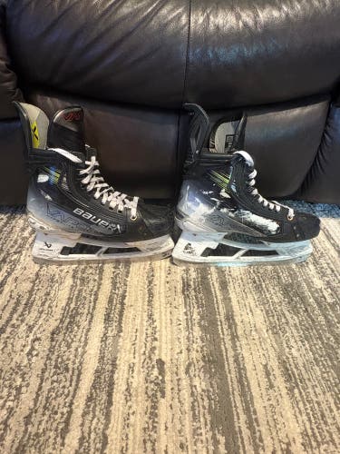 2023 Bauer Vapor Hyperlite 2 Hockey Skates Regular Width 7.5 (Used)
