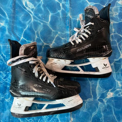 Intermediate Bauer Supreme Shadow Hockey Skates 6 (Used)