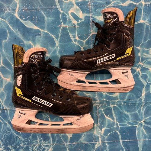 Intermediate Bauer Supreme Ignite Pro Hockey Skates Regular Width Size 4.5 (Used)