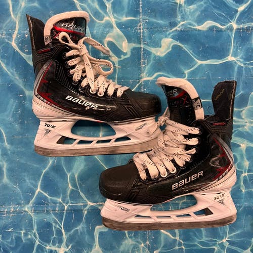 Junior Bauer Vapor Fly40 Hockey Skates Extra Wide Width Size 3.5 (Used)