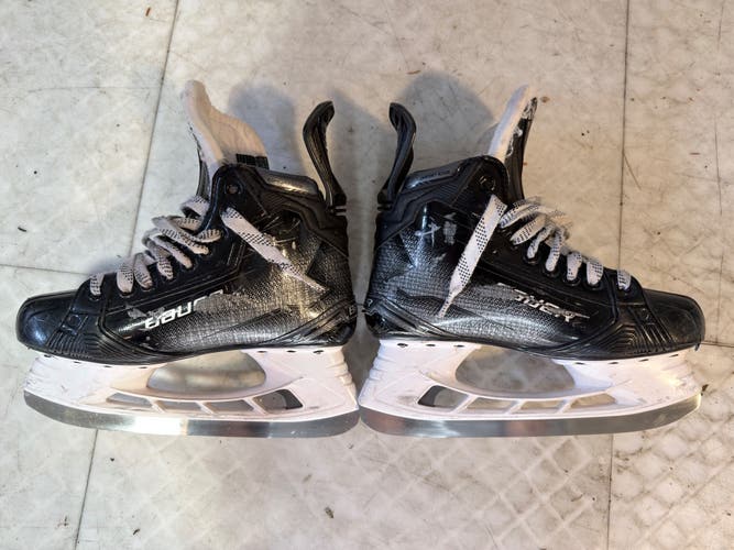 Bauer Supreme Matrix Hockey Skates Size 5.5 (Used)