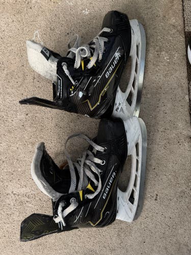 2024 Bauer Supreme M40 Hockey Skates Regular Width Size 3.5 (Used)