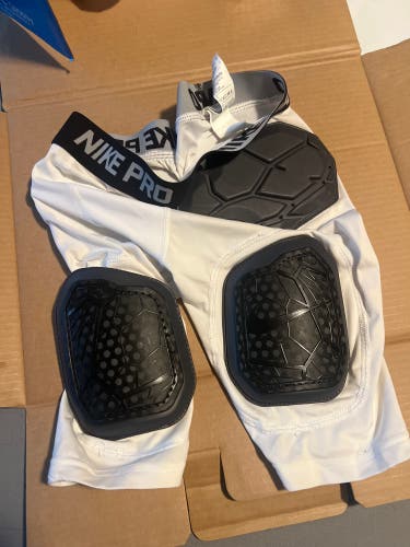 Medium Youth Nike nike pro combat (Used)
