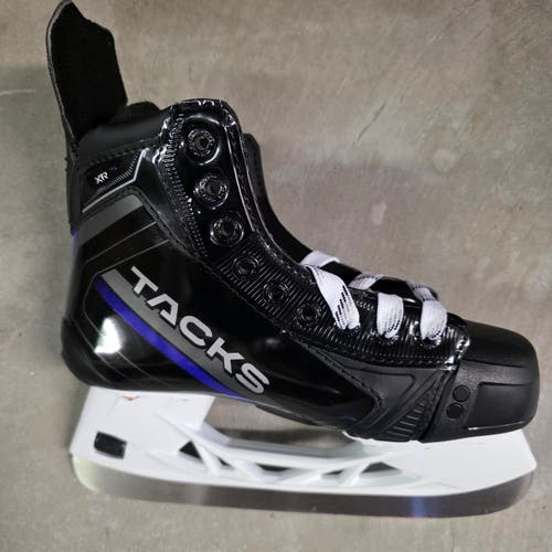 CCM TACKS XR75 Hockey Skates Regular Width Size 6.0 (New)