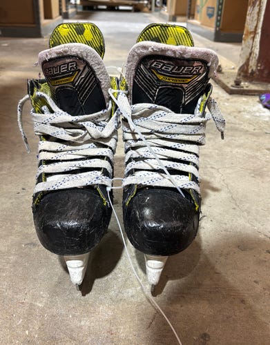 Intermediate Bauer Supreme Ignite Pro Hockey Skates Size 4.5  Regular (Used)