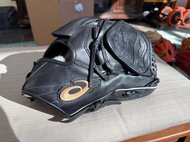 ASICS GOLD STAGE RH Pitcher's Baseball Glove 11.75" (Used)