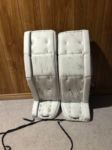 34" Vaughn Pro V Elite Goalie Leg Pads Pro Stock (Used)