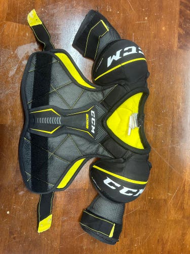Medium Junior CCM Tacks 3092 Shoulder Pads (Used)