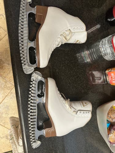 Figure Skates C Adult 8 (Used)