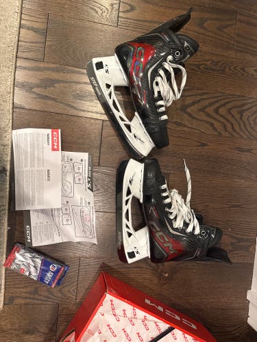 2025 CCM JetSpeed FT8 Pro Hockey Skates Regular Width 7.5 (Used)