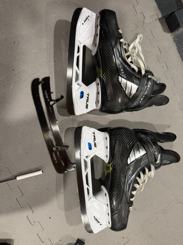 True Catalyst Pro Hockey Skates Regular Width 7 (Used)