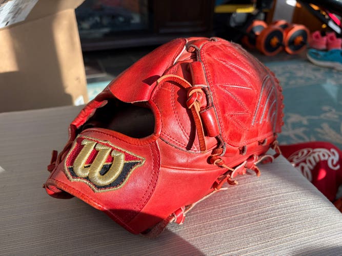 Wilson Staff RH Pitcher's Baseball Glove 11.75" (Used)