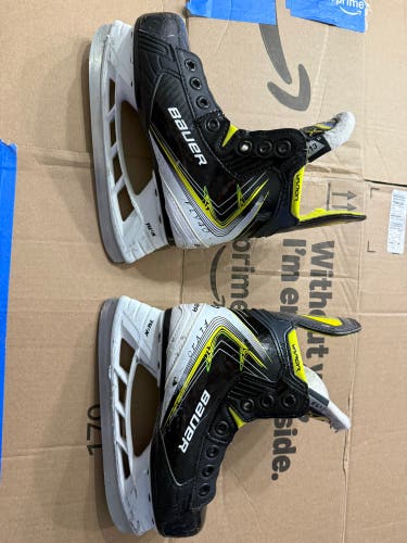 Bauer Vapor Fly30 Hockey Skates Regular Width Youth 13 (Used)