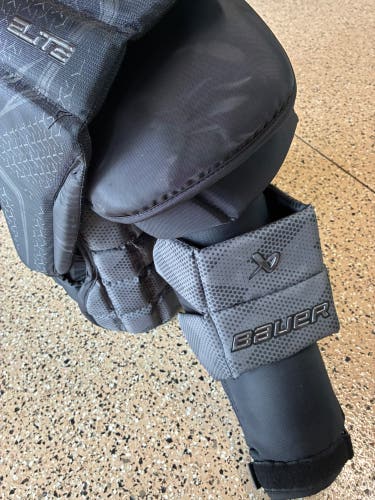 Medium Bauer Elite Goalie Chest Protector (Used)
