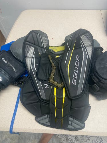 Medium Bauer Supreme S29 Goalie Chest Protector (Used)
