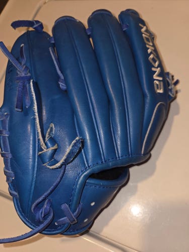 Nokona like new RH SKN6 Baseball Glove 11.5"