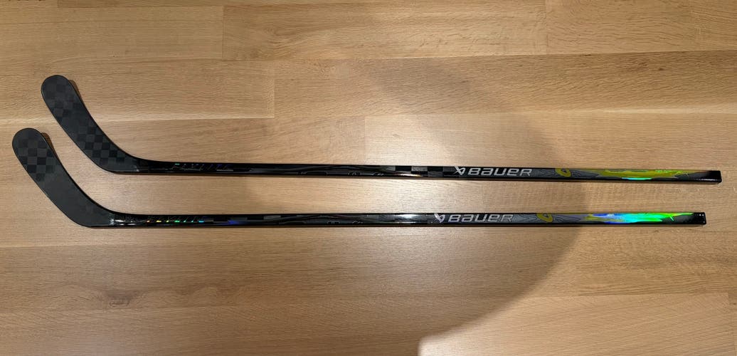 New 2 Pack Pro Stock Bauer Vapor Flylite (Hyperlite Build) Hossa Pro 77 Flex Right Grip Senior