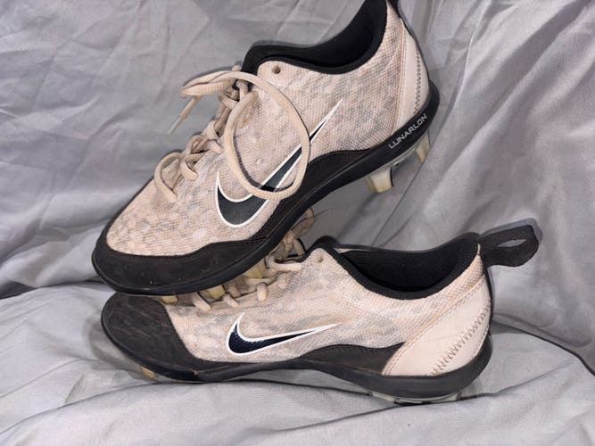 White Kid's 6Y (Big Kids / Youth) Nike Diamond Molded Cleats (Used)