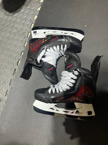 2025 CCM JetSpeed FT8 Pro Hockey Skates Extra Wide Width 7 (New)