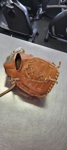 Used Wilson 9.5 BB/SB Glove RH Throw None 9 1/2" 11497-C000161775