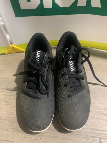 Black Kid's 1Y (Big Kids / Youth) Under Armour Low Top (Used)
