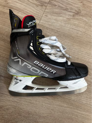 Bauer Vapor Hyperlite Hockey Skates - Senior Size 9 - Fit 2 (Used a Few times - Great Condition)