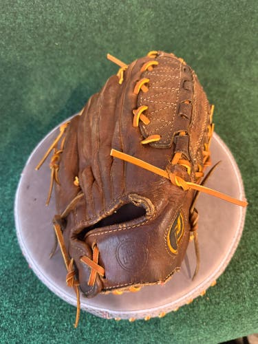 Wilson A2000 RH Baseball Glove 12" (Used)