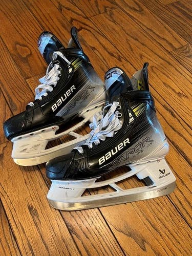 Bauer Vapor Hyperlite 2 Hockey Skates 8 (Used)