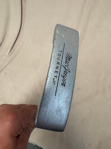 Unisex MacGregor Blade Tourney jr Right Handed Putter 31" (Used)