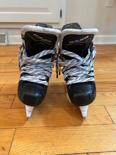 Black 2024 Bauer Supreme M40 Hockey Skates Regular Width Size 2.5 (Used)
