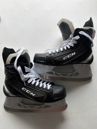 Intermediate CCM 9040 Hockey Skates Regular Width Size 5 (Used)