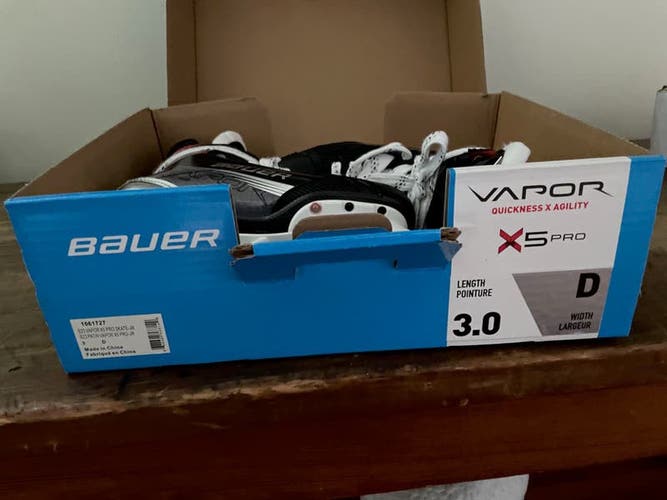 Black/Gray 2023 Bauer Vapor X5 Pro Hockey Skates Regular Width Size 3 (New)