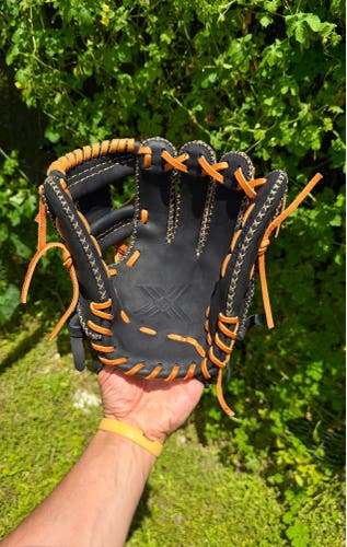 Nokona Edge Baseball Glove NWOT comes w/ Original Box & Leather Keychain