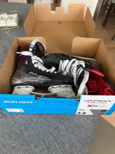 Black/Gray 2023 Bauer Vapor X5 Pro Hockey Skates Regular Width Size 3.5 (Used)