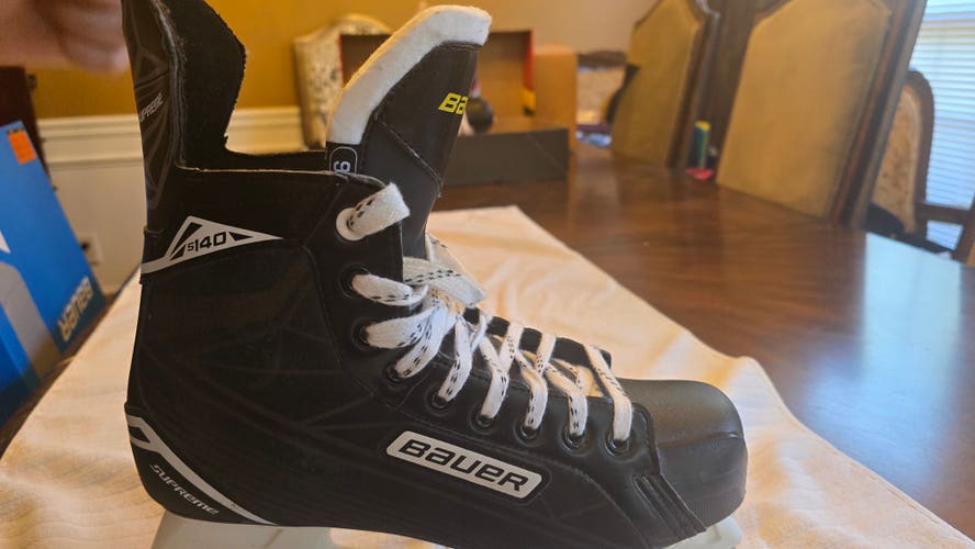 EXCELLENT Condition Bauer Supreme S140 Hockey Skates - Size 10.5 R