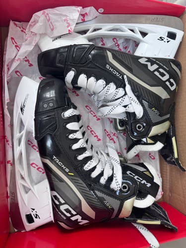 CCM Tacks AS V Senior Hockey Skates, Size 7 Tapered, in excellent condition