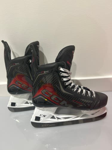 2025 CCM JetSpeed FT8 Pro Hockey Skates Regular Width 8 (New)