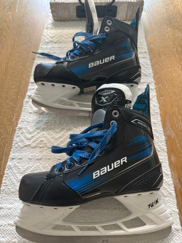 Black/Navy  Bauer X Hockey Skates Regular Width Size 4 (Used)