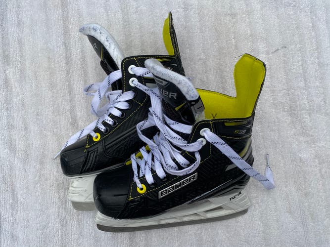 2020 Bauer Supreme S35 Hockey Skates Regular Width Size 1 (Used)