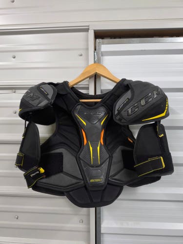 Large Senior CCM Tacks 9080 Shoulder Pads (Used)