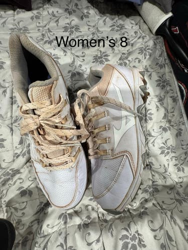 Women's Size M 7.0 (W 8.0) Mizuno Low Top Metal (Used)