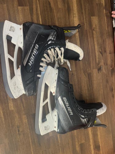 Black 2023 Bauer Vapor Hyperlite 2 Hockey Skates Pro Stock R10.25 L10 (Used)