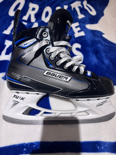 2018 Bauer Nexus N2700 Hockey Skates Extra Wide Width 8 (Used)
