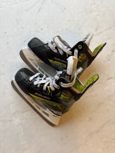 Bauer Youth Vapor X4 Hockey Skates Regular Width 13 (Used)