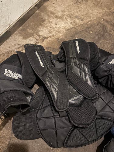 Small Vaughn V8 Pro Carbon Goalie Chest Protector (Used)