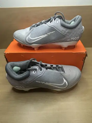 Nike Women's 7.5 Hyperdiamond 4 React Drag On Toe Metal Softball Cleats Gray