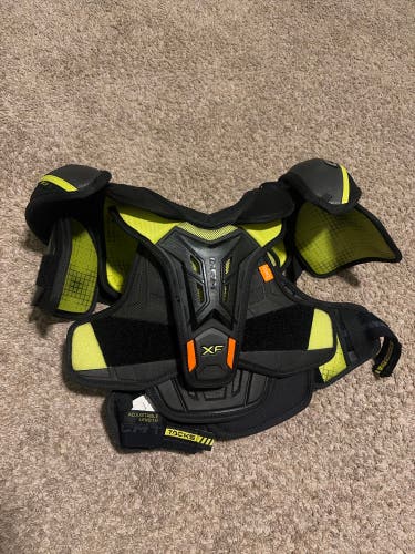 Men's Small Junior CCM Tacks Shoulder Pads (Used)